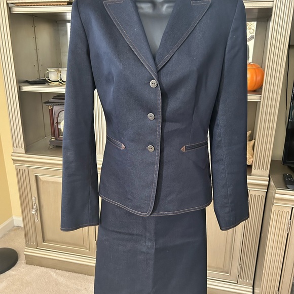 Denim suit by Tahari size 6 - Picture 2 of 6